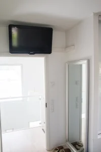 Asennuskouru TV:n takana piilossa